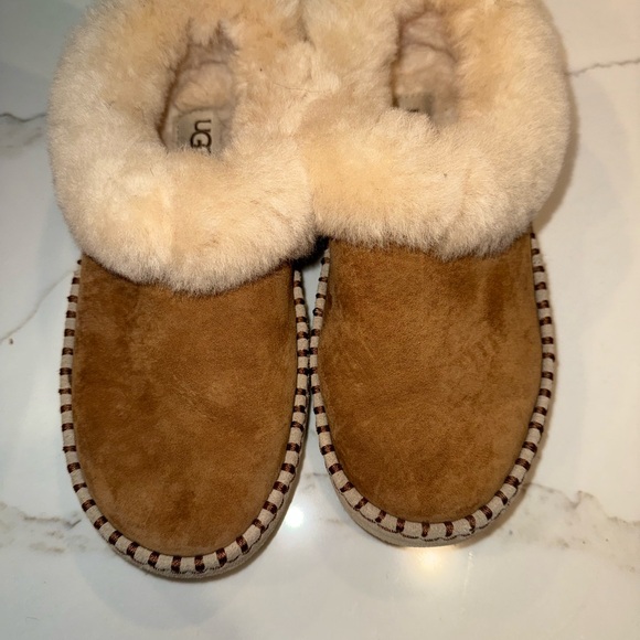 NWOT Discontinued UGG Women's Wrin Tan Sheepskin Slippers - Picture 1 of 3